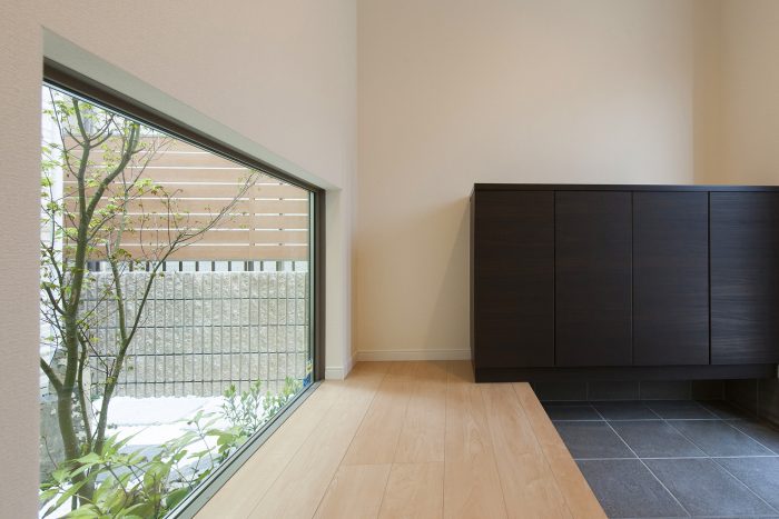 靴箱と地窓｜京都・滋賀の注文住宅 天然木の家