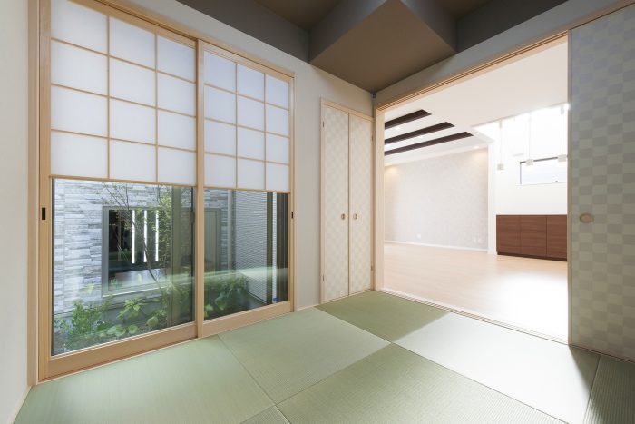 玄関と和室から庭が見える間取り｜京都・滋賀の注文住宅 天然木の家