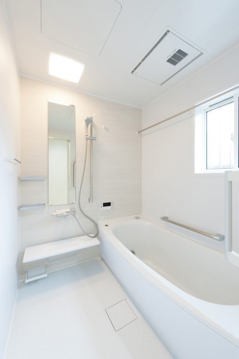 白っぽいバスルーム｜京都・滋賀の注文住宅 天然木の家