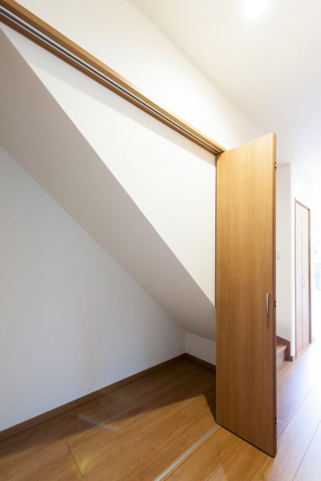 ダイナミック階段下収納｜京都・滋賀の注文住宅 天然木の家