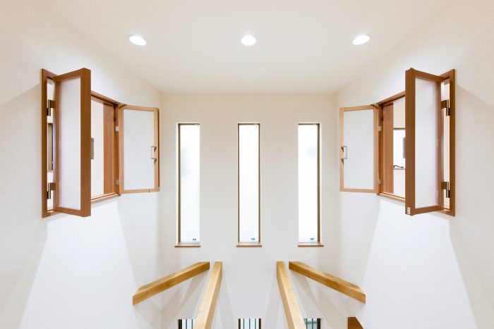 中窓と梁の美しさ｜京都・滋賀の注文住宅 天然木の家