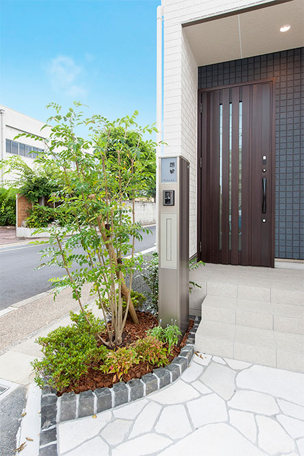 門柱と植栽｜京都・滋賀の注文住宅 天然木の家
