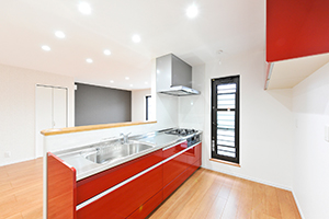 赤いキッチンイメージ｜京都・滋賀の注文住宅 天然木の家