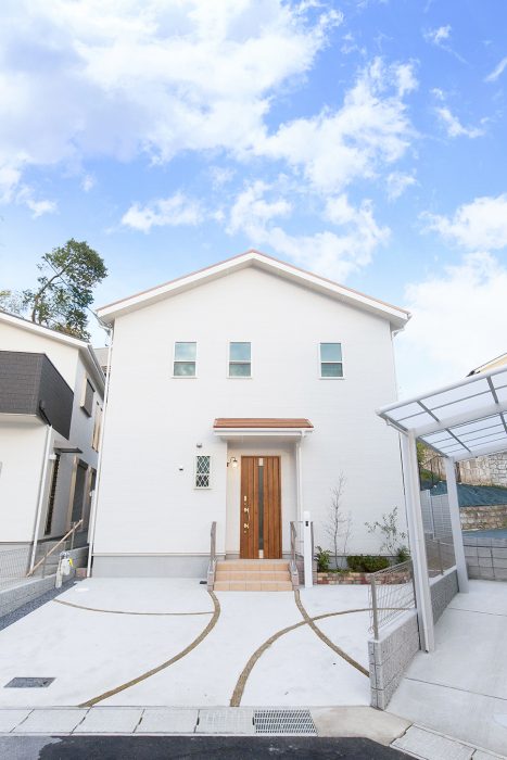 ナチュラルな白い外観｜京都・滋賀の注文住宅 天然木の家