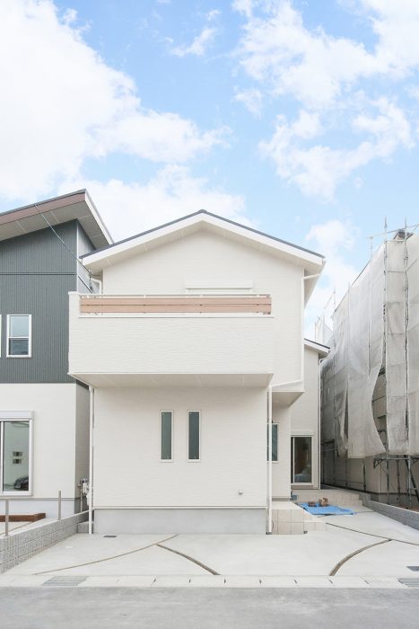 白い外観の正面｜京都・滋賀の注文住宅 天然木の家
