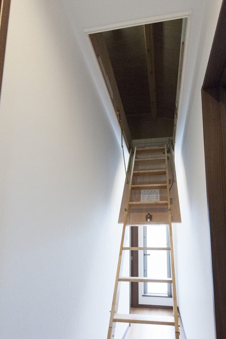 小屋裏収納はしご｜京都・滋賀の注文住宅 天然木の家