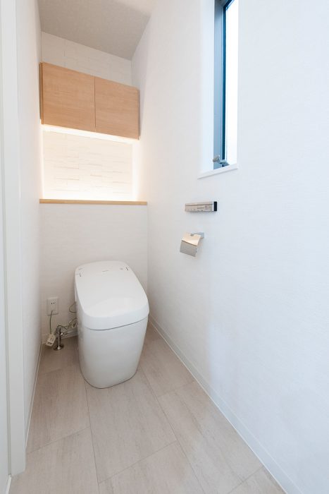 タンクレスの綺麗なトイレ｜京都・滋賀の注文住宅 天然木の家