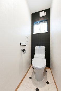黒いクロスのトイレ