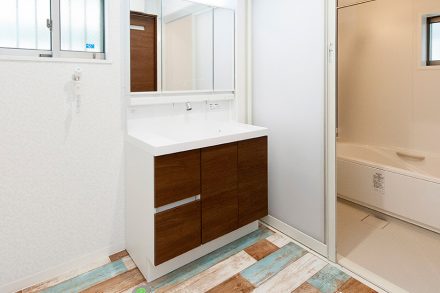 洗面所の床ポップ｜京都・滋賀の注文住宅 天然木の家