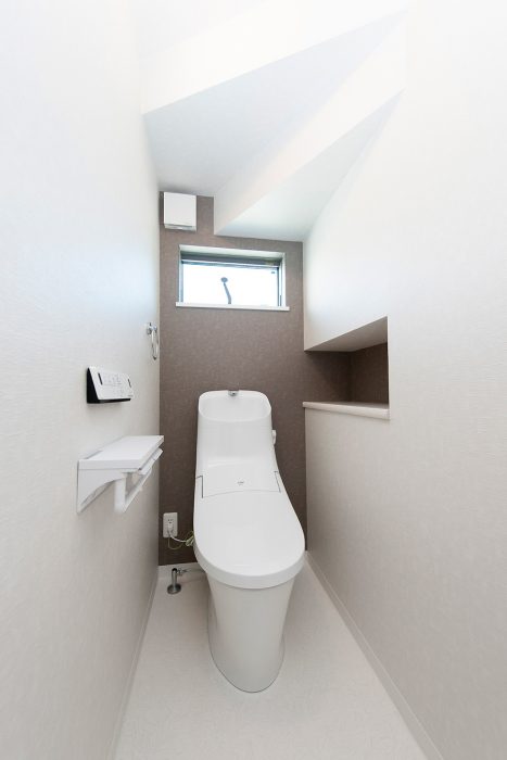 階段下トイレ｜京都・滋賀の注文住宅 天然木の家