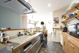 キッチンでお手伝い｜京都・滋賀の注文住宅 天然木の家