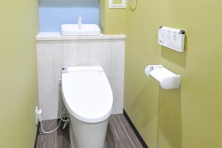 カラフルなトイレ｜京都・滋賀の注文住宅 天然木の家