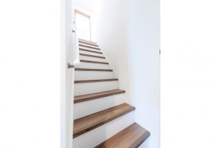 シンプルだけどかわいい階段｜京都・滋賀の注文住宅 天然木の家