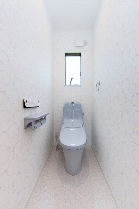 水色のトイレ｜京都・滋賀の注文住宅 天然木の家