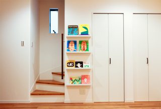 本棚をとりつけたリビング｜京都・滋賀の注文住宅 天然木の家