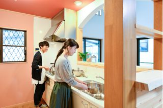 キッチンと夫婦｜京都・滋賀の注文住宅 天然木の家