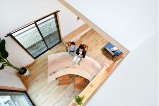 吹き抜けとアールテーブル｜京都・滋賀の注文住宅 天然木の家