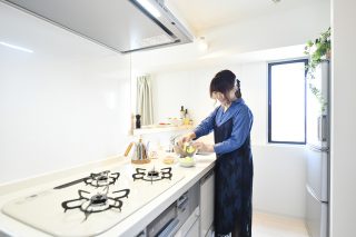 キッチンで料理｜京都・滋賀の注文住宅 天然木の家