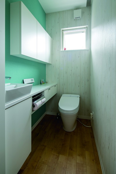 緑色の壁紙トイレ｜京都・滋賀の注文住宅 天然木の家