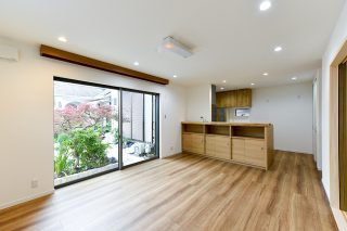 庭を眺めるリビング｜京都・滋賀の注文住宅 天然木の家