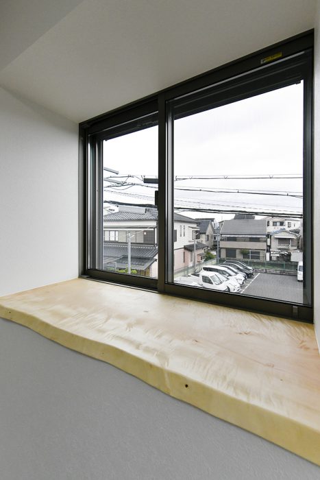 天然木を使った出窓｜京都・滋賀の注文住宅 天然木の家