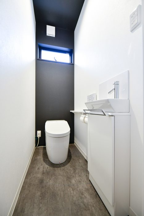 黒色トイレ｜京都・滋賀の注文住宅 天然木の家