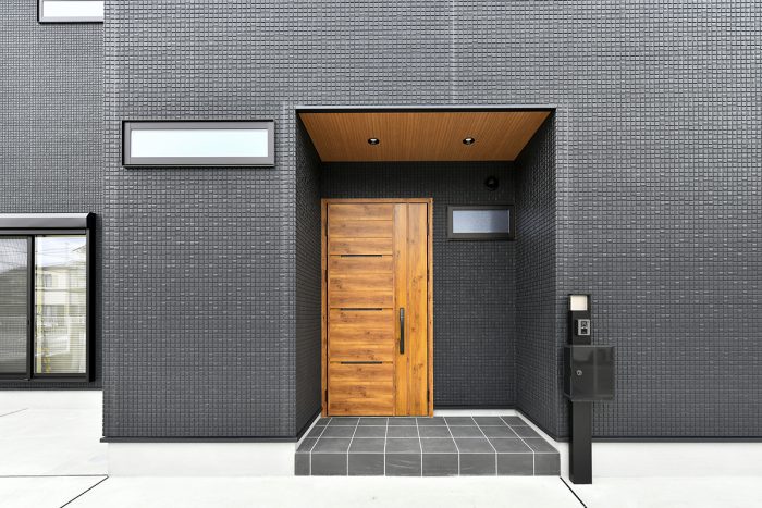 重厚感のある玄関ドア｜京都・滋賀の注文住宅 天然木の家