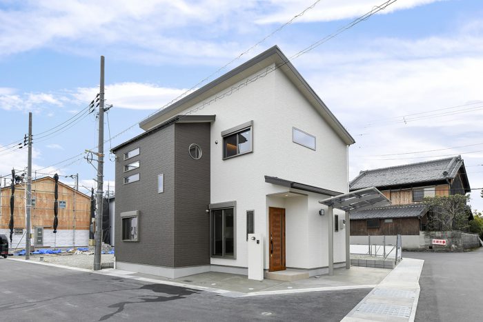 丸窓のある住宅外観｜京都・滋賀の注文住宅 天然木の家