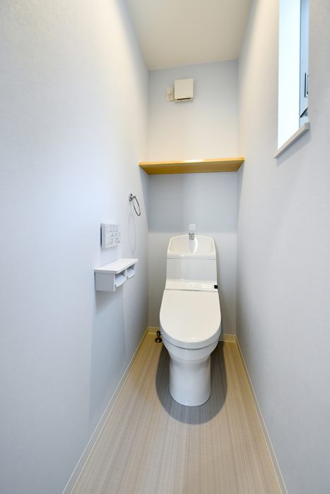 淡い水色のクロストイレ｜京都・滋賀の注文住宅 天然木の家
