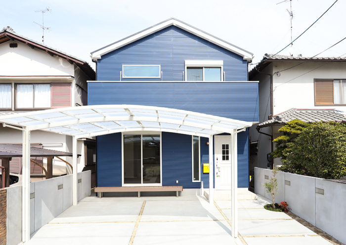 青いガルバリウムの外観が目を引く｜京都・滋賀の注文住宅 天然木の家
