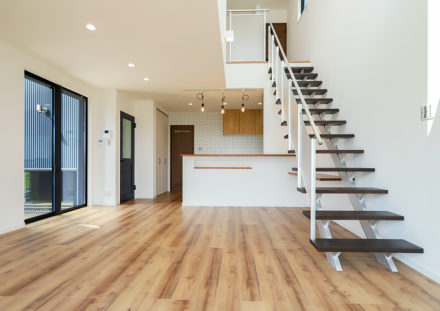 スケルトンタイプの階段をリビングに設置｜京都・滋賀の注文住宅 天然木の家