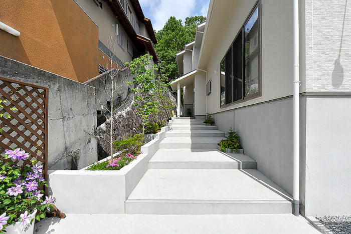 緩やかな前面階段｜京都・滋賀の注文住宅 天然木の家