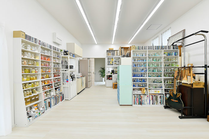 天井が高く広いスタジオは資料も豊富に入ります｜京都・滋賀の注文住宅 天然木の家