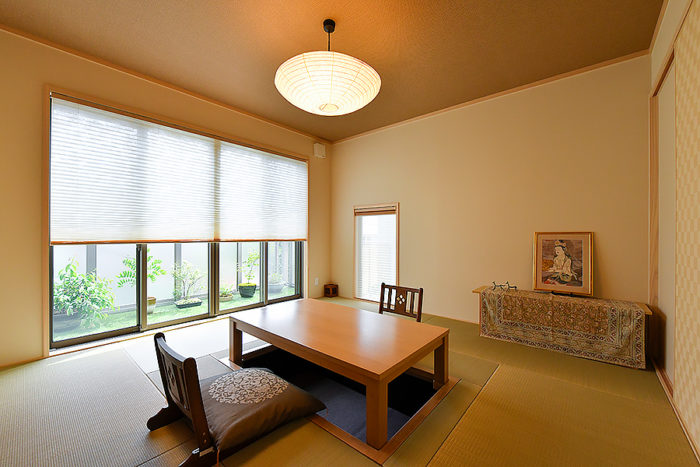 カーテンを利用して雪見窓風にした和室｜京都・滋賀の注文住宅 天然木の家