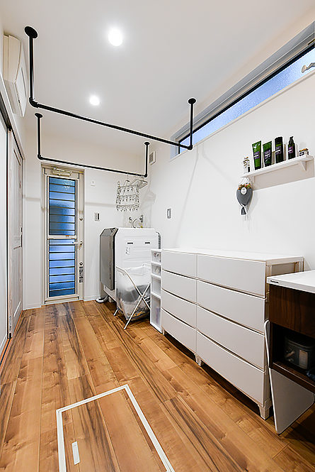 広い洗面室には室内物干しを設置｜京都・滋賀の注文住宅 天然木の家