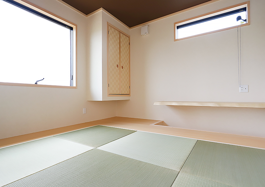 琉球畳と天然木一枚板のカウンターのコラボ