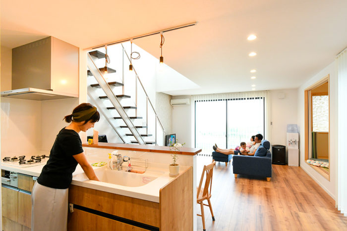 家族の様子がキッチンから見える開放感のあるオープンタイプのキッチン｜京都・滋賀の注文住宅 天然木の家