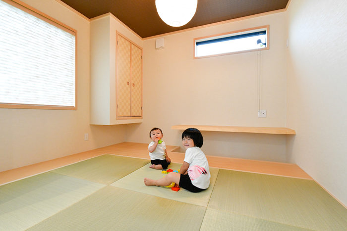 琉球畳を使用した和室。天然木一枚板のカウンターを設置｜京都・滋賀の注文住宅 天然木の家