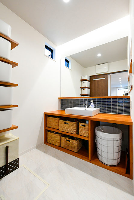 造作の洗面化粧台とタイルのコラボレーション｜京都・滋賀の注文住宅 天然木の家