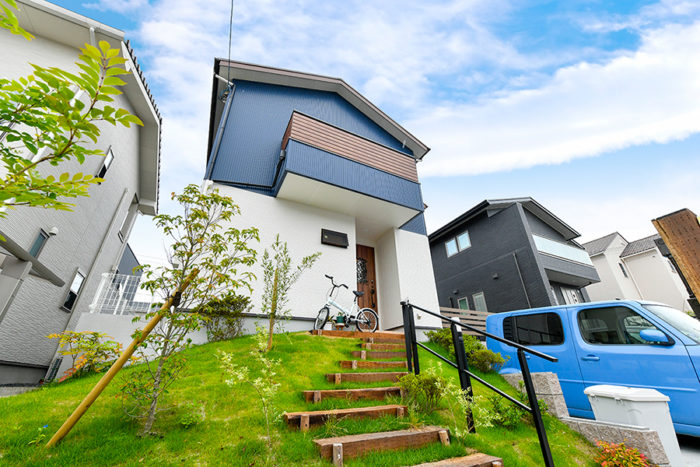 北欧風テイストの家｜ファサードは木とアイアン手摺の階段｜京都・滋賀の注文住宅 天然木の家