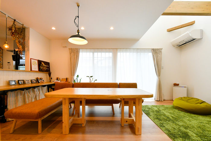 北欧風テイストの家｜天然木一枚板のダイニングテーブル｜京都・滋賀の注文住宅 天然木の家
