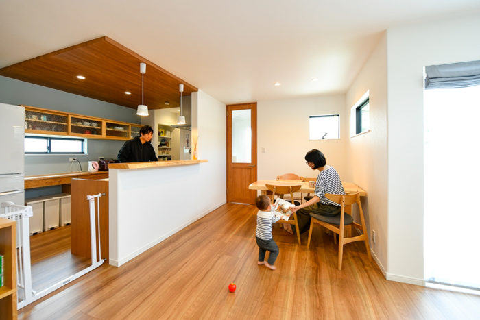 天然木一枚板のダイニングテーブルとキッチンカウンターは自慢の逸品｜京都・滋賀の注文住宅 天然木の家