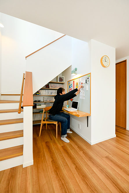 階段下には掲示板付の書斎スペース｜京都・滋賀の注文住宅 天然木の家