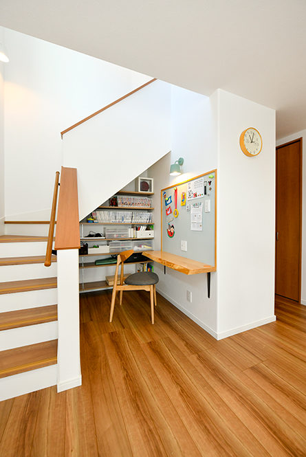 階段下なのに吹抜のように開放感がある｜京都・滋賀の注文住宅 天然木の家