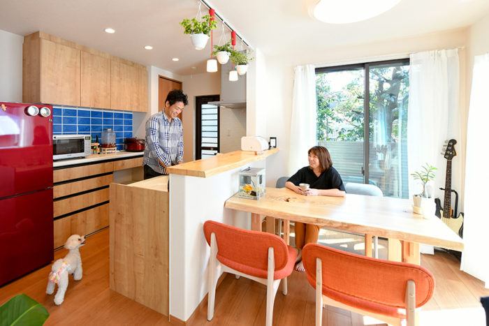 天然木のキッチンカウンターとダイニングテーブルが自慢｜京都・滋賀の注文住宅 天然木の家