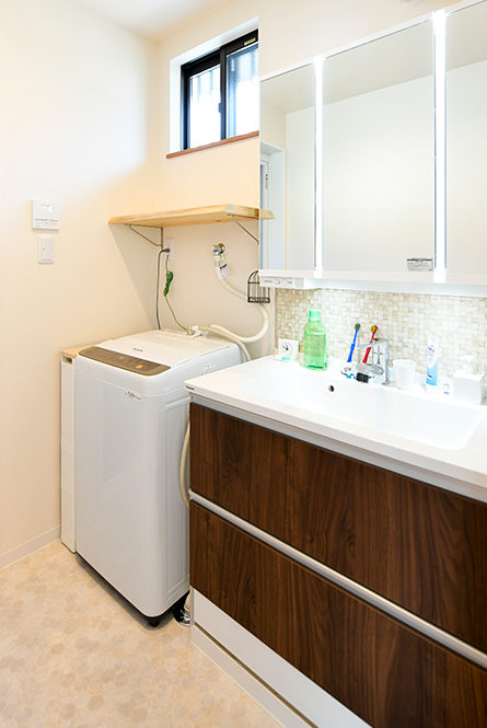 天然木のカウンターを設けた洗面室。洗面化粧台にモザイクタイルを使用｜京都・滋賀の注文住宅 天然木の家