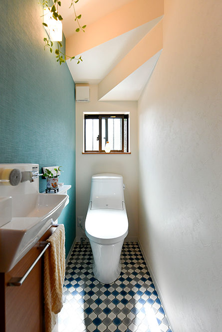 階段下に設けたトイレ。窓付なので明るさも十分です｜京都・滋賀の注文住宅 天然木の家