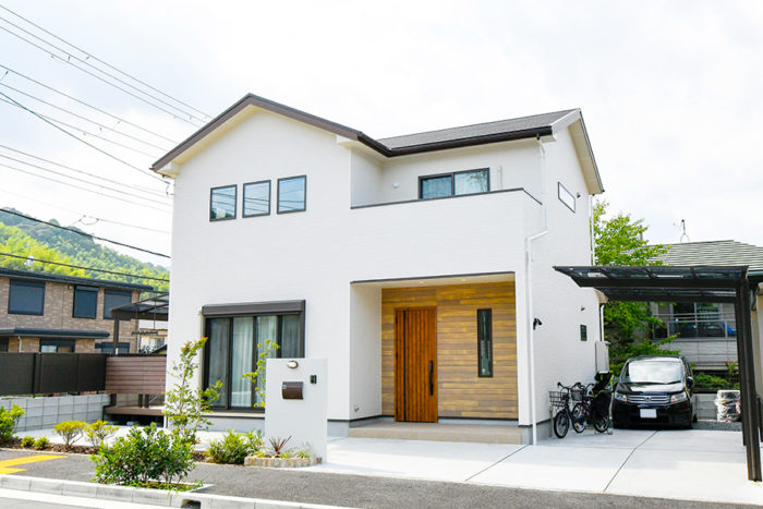 ウッドデッキのある白い家｜京都・滋賀の注文住宅 天然木の家