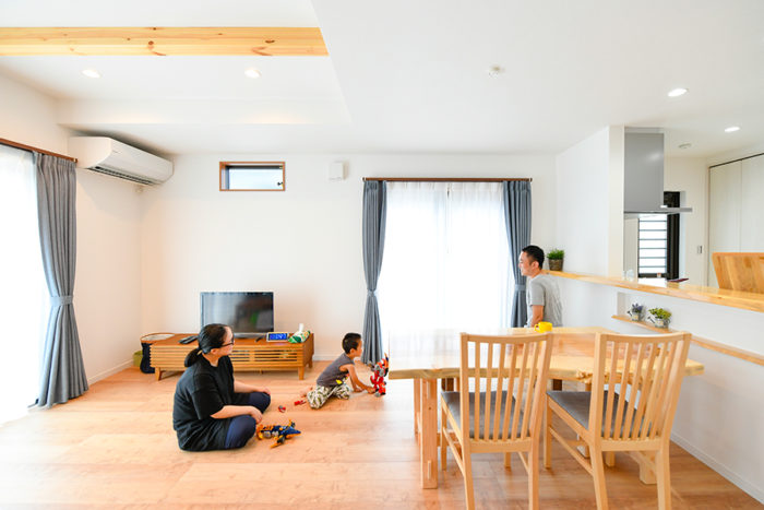 2面開口の明るいリビングダイニング｜京都・滋賀の注文住宅 天然木の家