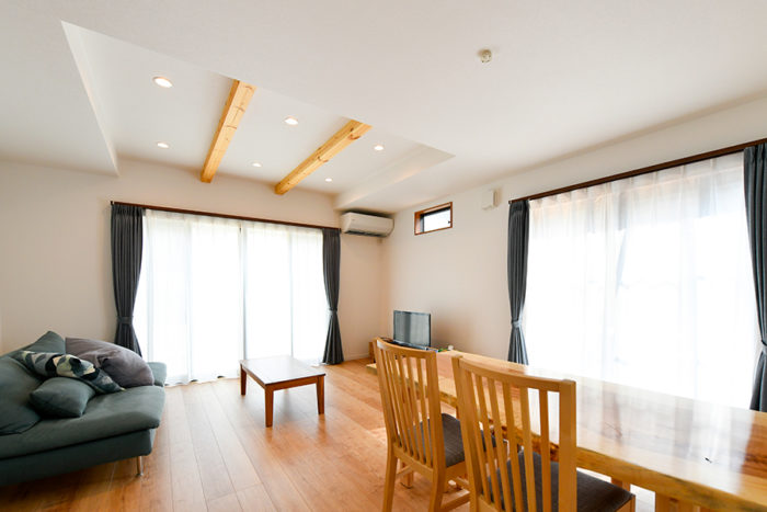 折り上げ天井と化粧梁でおしゃれなリビングに｜京都・滋賀の注文住宅 天然木の家